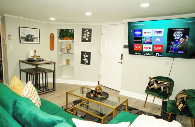 Cozy, Modern 1-BR ★ Great Location + Free Parking!