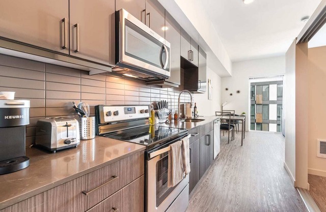 Modern 1BR 1BA - Long Term Gym Parking Redmond DT