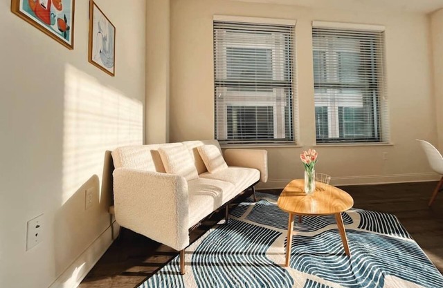 Modern 1BR Apt Downtown Indy - Chic & Accessible
