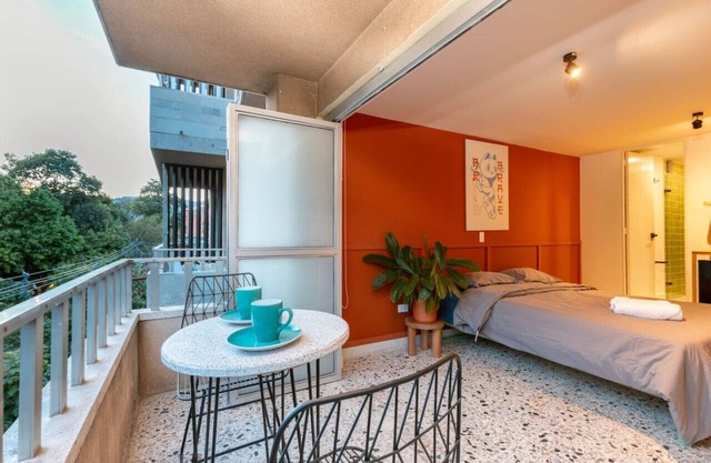 Modern 1BR Apt with private balcony & kicthenette