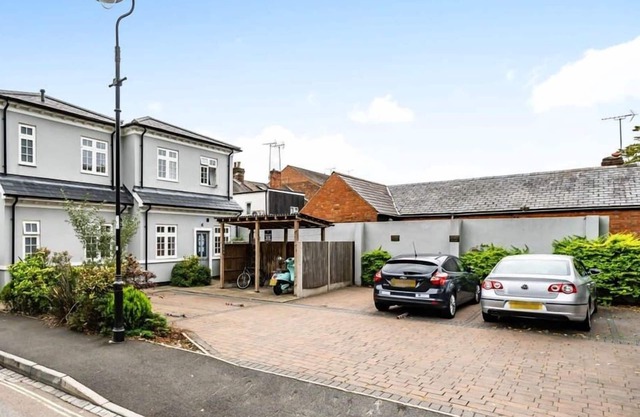 Modern 1 Bed 1 Bath Apartment in Aldershot