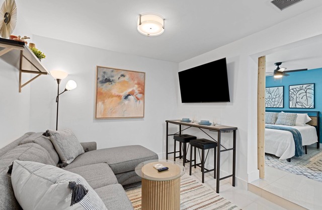 Modern 1BR Retreat By The Beach