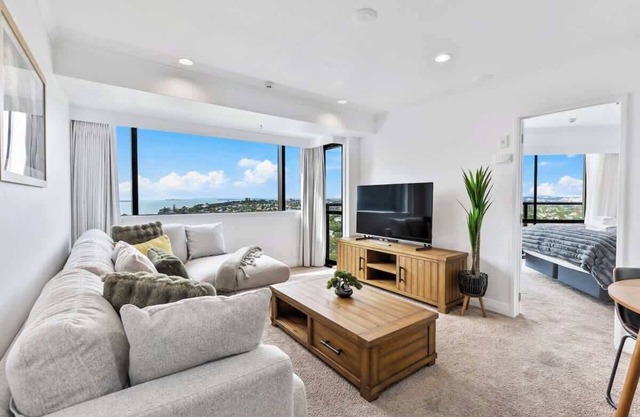 Modern 1BR w Pool & Gym, Steps to Takapuna Beach