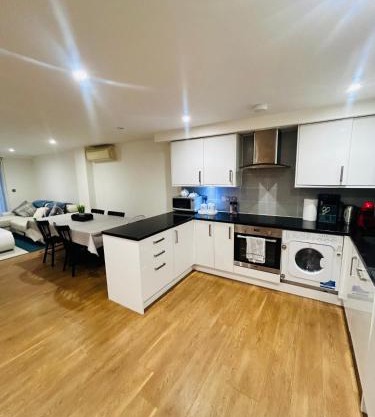 Modern 2 Bed 2 Bath Apartment with outdoor space Hyde park