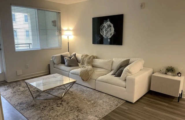 Modern 2 bed / 2 bath near Disneyland