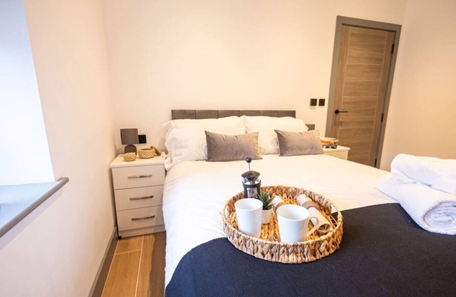 Modern 2-Bed, 2-Bath London Flat