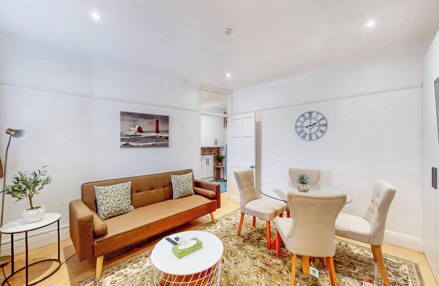 Modern 2 Bed - 5Min to Bus Stop & 25Min to Tram