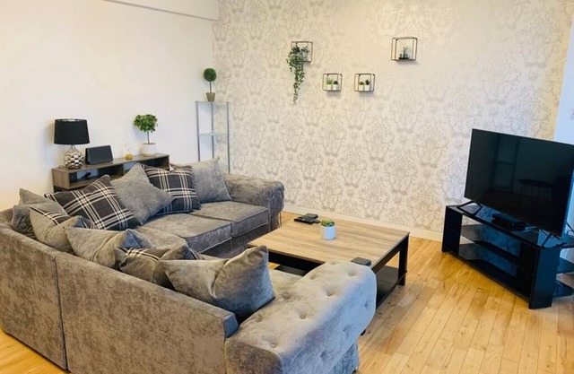 Modern 2 Bed Apartment, Close to Gla Airport & M8