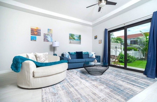 Modern 2 Bed Apt w/Pool Near to Diving, Beach, etc