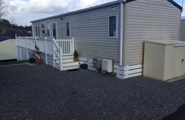 Caravane moderne de 2 chambres avec terrasse et patio environnants; peut accueillir jusqu'à 6 personnes