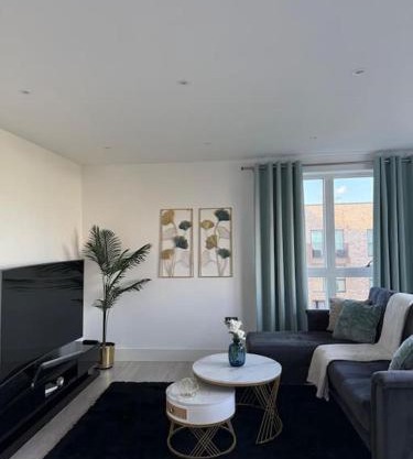 Modern 2 bed flat in Ealing