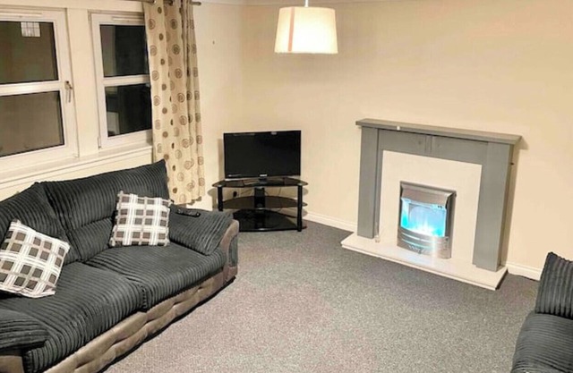 Modern 2 bed Flat, Private Parking & sec Entry
