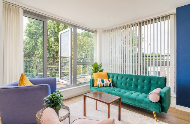 Modern 2 Bed Flat with Free Parking & a view from the balcony. Great location.
