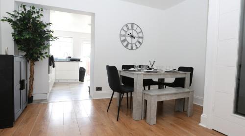 Modern 2 bed house in Enfield with private driveway parking