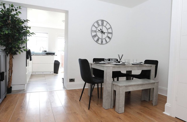 Modern 2 bed house in Enfield with private driveway parking