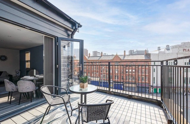 Modern 2 Bed in Stockport Centre - Balcony Access