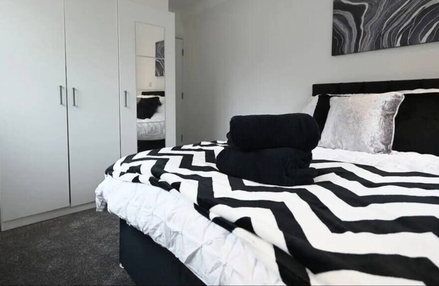 Modern 2 bed serviced apartment - Sleeps 4