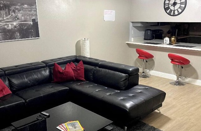 Modern 2 Bedroom Townhome Minutes from the Beach!!