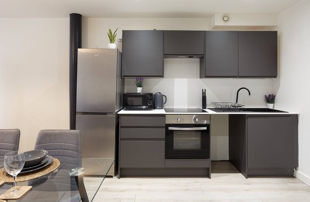Modern 2-Bedroom with 75" TV & Free Wi-Fi