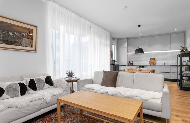 Modern, 2-bedroom apartment 15min walk from downtown Reykjavik. Free parking.