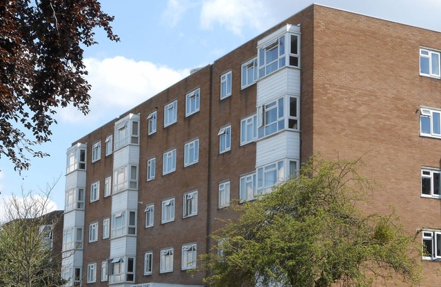 Élégant appartement moderne de 2 chambres, propre parking, à 300 mètres de la station Surbiton