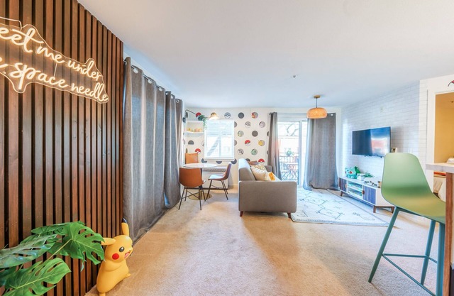 Modern 2 Bedroom Belltown Condo w/ Free Parking