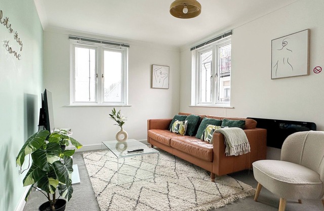 Modern 2 Bedroom City Centre Flat + FREE parking