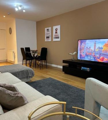 Modern 2-Bedroom Flat Near Wembley - 9 Minutes from Park Royal Station