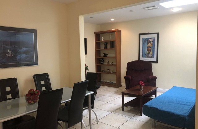 Maison moderne de 2 chambres à coucher à Burbank