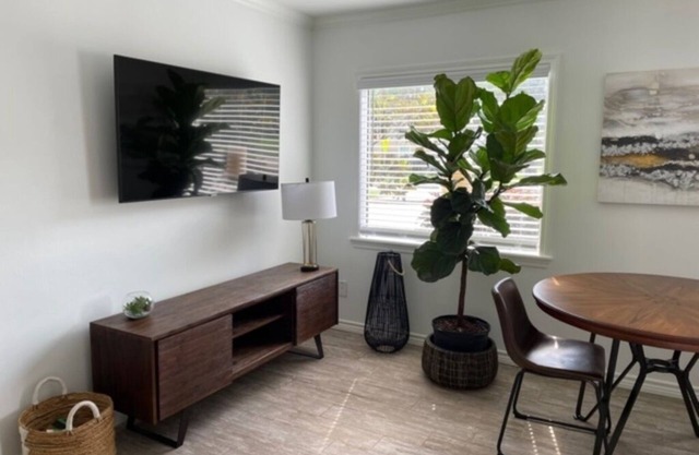 Modern 2-Bedroom Stay Near UH Coug Stadium