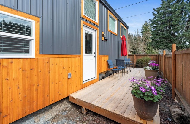 Charming 2-bedroom tiny home with Lake Ohop access - Near Mt. Rainier