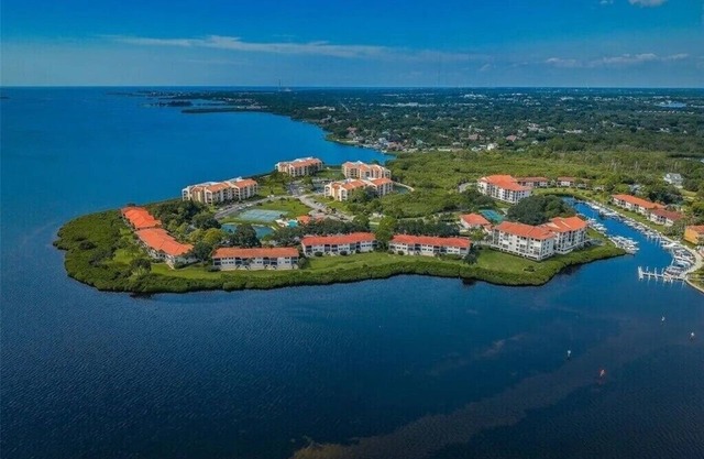 Modern 2 Bedroom Condo in Prime Gulf-Front Community with Pool, Wifi, AC & More