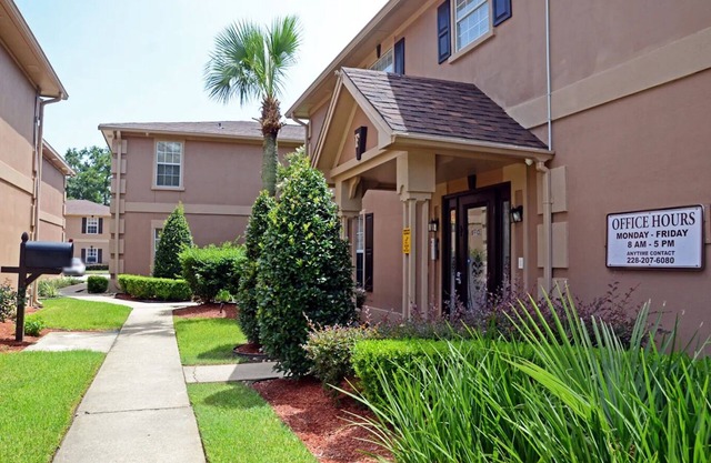 Modern 2-Bedroom Villa with WiFi, Kitchen, Pool apartment in D'Iberville