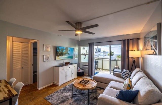 Modern 2 Bedroom w/ AC + Ocean View, Downtown