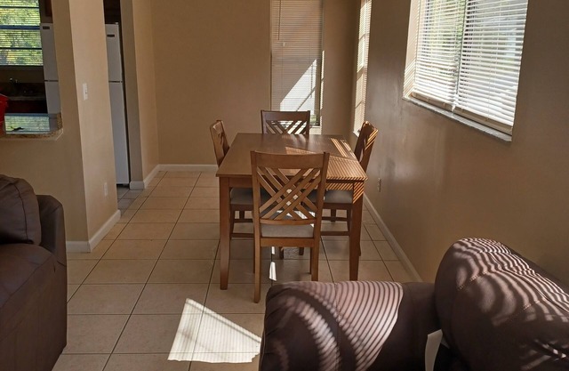 Modern 2-bedroom with AC and WiFi in charming Palm Bay. Clean with Washer/Dryer.