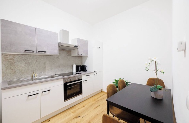 Modern 2 BR 4 PAX near subway