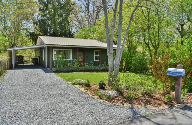 Modern 2 BR Cottage 10 Min from DT, 5 Min from Biltmore - Fresh, Clean & Bright!