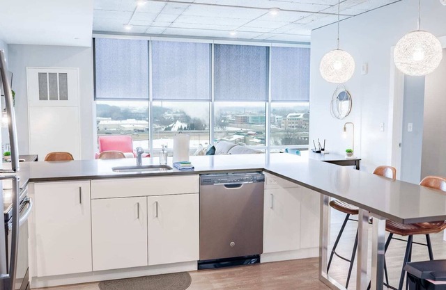 Modern 2 BR w/Balcony in GR Entertainment District