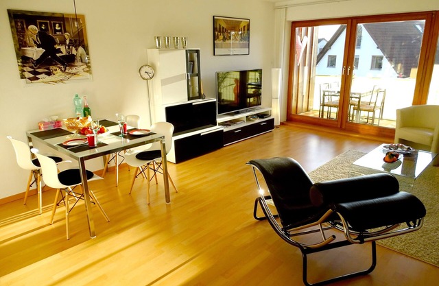 Appartement moderne de 2 pièces avec balcon et vue sur le lac et la montagne ainsi qu'Internet / WiFi