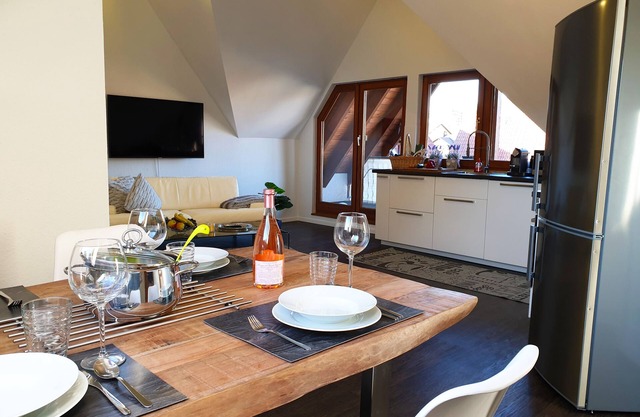 Appartement mansardé moderne de 2 pièces avec balcon et Internet / wi-fi