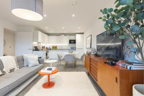 Modern 2BD Apt w/Balcony & Parking - Near London