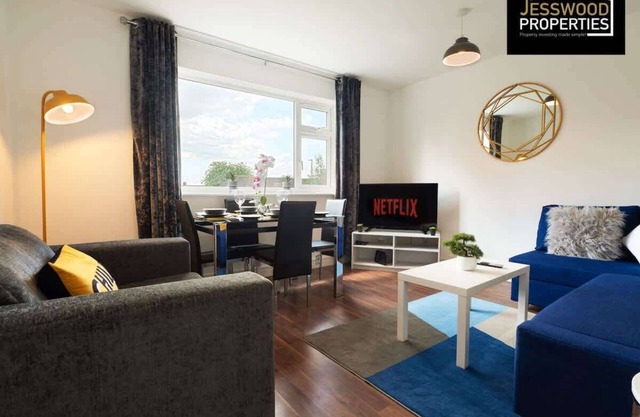 Flat 8 Inviting 2 Bedroom 1st Floor flat | Parking