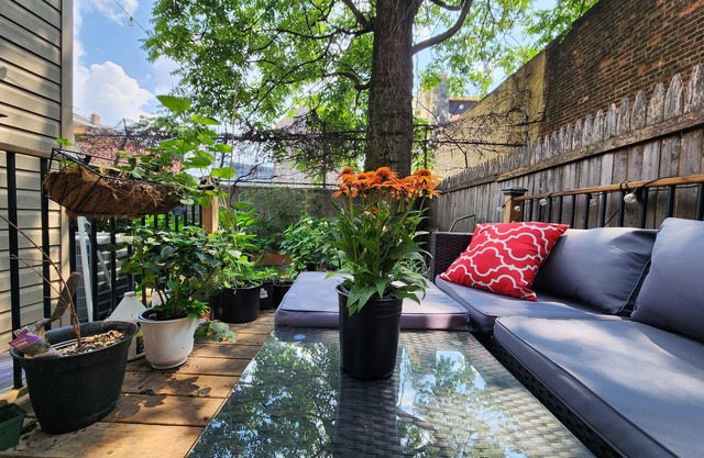 Cozy 2-bedroom townhome in welcoming Newark with AC, WiFi