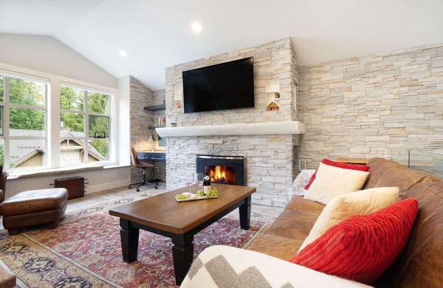 Modern 2BR/2BA Townhouse: HotTub & Free Parking!