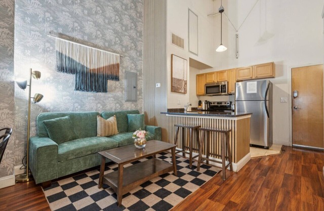 Modern 2BR/2BA with Fast Wifi, Gym, Garden, Target