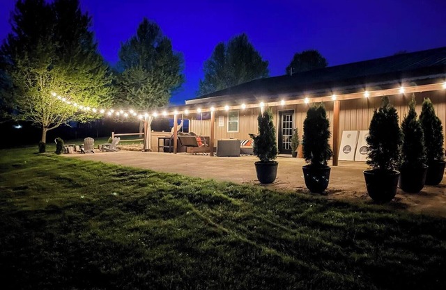 Close to skiing- Hot tub, fire pit, pool table, ping pong, corn hole