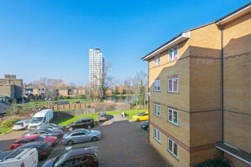 Modern 2BR Apartment - 25min to Central London
