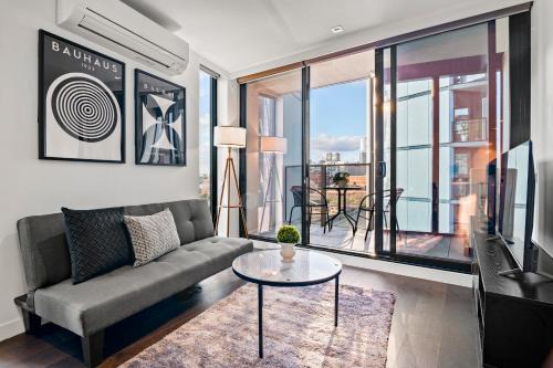 Modern 2BR Apt at Marvel Stadium with Parking & Rooftop Pool