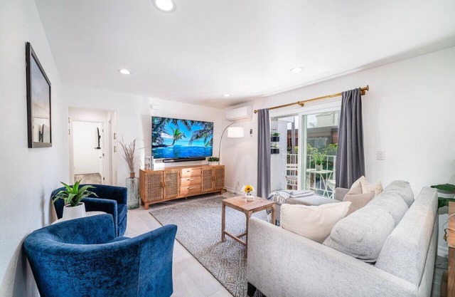 Modern 2BR Condo, Steps to Ocean, BBQ, Surfboard, XBOX & Ps4, E-bikes, Pets OK