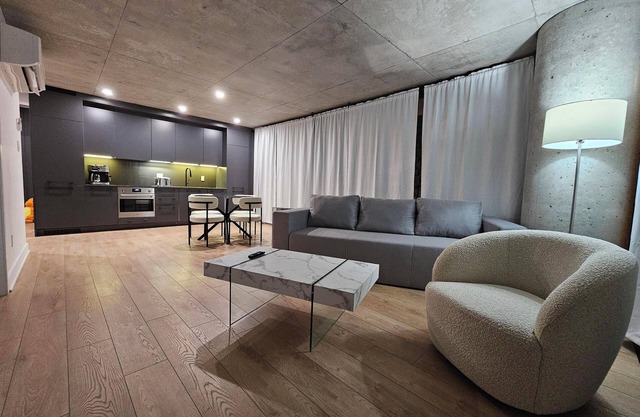 Modern 2-Bedroom Condo in Griffintown – Stylish & Convenient